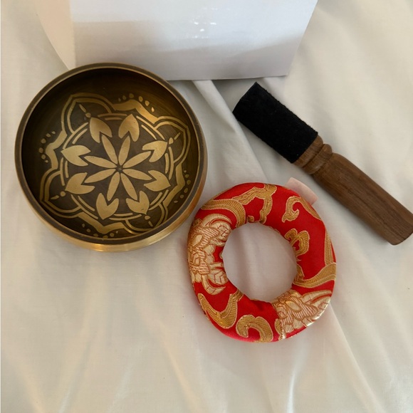 Singing Bowl Set-Gold Color-Comes in Box - Picture 2 of 5
